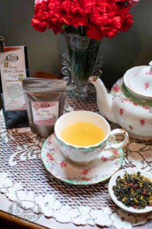 Online Tea Shop Oolong and Pouchong Tea - Sweet Melon Sonnet in a tea cup 1 and 2 oz bags