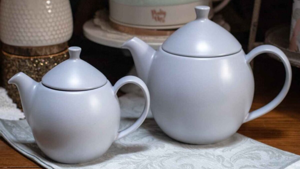https://shop.stjamestearoom.com/wp-content/uploads/2023/07/Online-tea-Shop-Gifts-for-Tea-Lovers-Dew-Teapot-with-Basket-Infuser-14-oz.-and-32-oz.-Lavender-Mist-1200x675.jpg